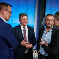 Bauminister Christian Bernreiter im Gespräch mit mehreren Teilnehmern beim parlamentarischen Abend in Berlin