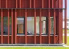 Detailausschnitt der Fassade mit rot gefassten Holzelementen des Amtes für Ländliche Entwicklung Oberpfalz