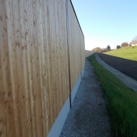 Bild einer Lärmschutzwand mit einer Holzbeplankung