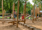 Der abwechslungsreiche Kletterparcours aus Holz lädt zum Klettern ein.