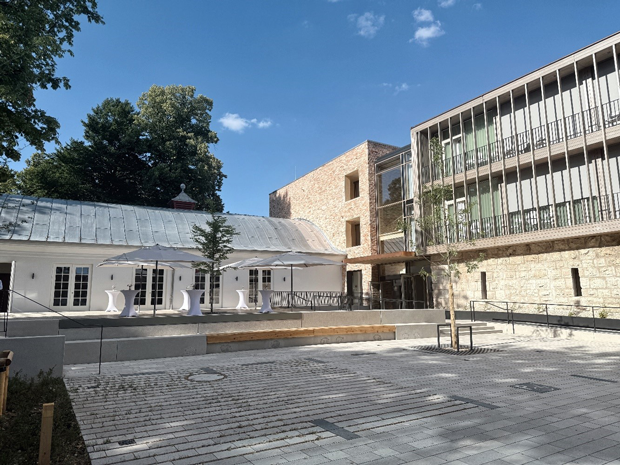 Vor dem historischen Kronensaal befindet sich eine attraktive Terrasse. Der Neubau mit den Hotelzimmern ist rechts vom Kronensaal. 