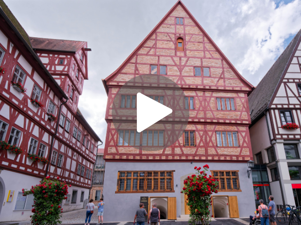 Zum Bürgerfest anlässlich der feierlichen Eröffnung des Hotels Krone kamen am 23. Juni 2025 zahlreiche BesucherInnen. Wenn man auf das Bild klickt, öffnet sich eine Internetseite von a.tv mit einem Kurzfilm zu dem Event. 