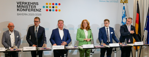 Teilnehmer der Pressekonferenz im Anschluss an die Sonder-Verkehrsministerkonferenz stehen an Rednerpulten