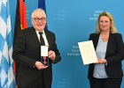 Staatsministerin Kerstin Schreyer verleiht das Verdienstkreuz am Bande des Verdienstordens der Bundesrepublik Deutschland an Dieter Vierlbeck