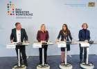 Christian Bernreiter, Bayerischer Staatsminister für Wohnen, Bau und Verkehr und Vorsitzender der Bauministerkonferenz, Verena Hubertz, Bundesministerin für Wohnen, Stadtentwicklung und Bauwesen, Karen Pein, Senatorin für Stadtentwicklung und Wohnen der Freien und Hansestadt Hamburg, und Ina Scharrenbach, Ministerin für Heimat, Kommunales, Bau und Digitalisierung des Landes Nordrhein-Westfalen, stehen bei einer Pressekonferenz an Rednerpulten