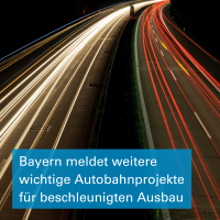 Autobahn bei Nacht mit Lichtspuren aus von Autos entstanden durch Langzeitbelichtung. Text: Bayern meldet weitere wichtige Autobahnprojekte für beschleunigten Ausbau
