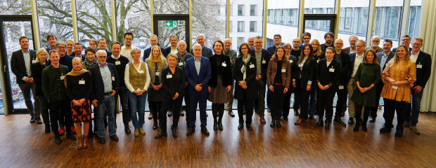 Gruppenfoto der Kick-off-Veranstaltung zum "Gebäudetyp-e" im Bauministerium in München.