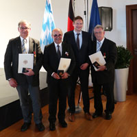 Die Ordensträger mit Staatsminister Dr. Hans Reichhart.
Von links: Werner Wölfel, Prof. Dr. Heinz Maier, Dr. Hans Reichhart, Kurt Aue