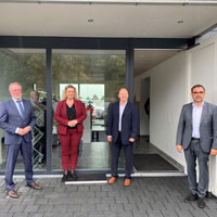 Besuch des Testcenters: Prof. Dr. Wolfgang Hauke (Präsident der Hochschule Kempten), Kerstin Schreyer (Verkehrsministerin), Xaver Fackler (Eigentümer von FAKT.motion), Klaus Holetschek (Verkehrsstaatssekretär)