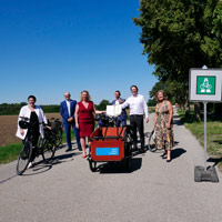 Übergabe des Förderbescheids. v.l.n.r.: Jacqueline Charlier (ständige Vertreterin der Stadtbaurätin der Landeshauptstadt München), Jürgen Ascherl (2. Bürgermeister der Stadt Garching), Bayerns Verkehrsministerin Kerstin Schreyer, Christoph Böck (Bürgermeister der Stadt Unterschleißheim), Bundesverkehrsminister Andreas Scheuer, Annette Ganssmüller-Maluche (weitere stellvertretende Landrätin des Landkreises München)