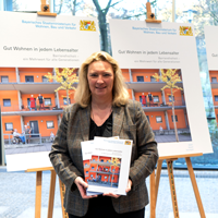 Bauministerin Kerstin Schreyer präsentiert die neue Broschüre "Gut Wohnen in jedem Lebensalter" © StMB