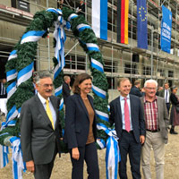 Bauministerin Ilse Aigner feiert Richtfest für das neue Forschungsgebäude „Center for Functional Protein Assemblies“ (CPA) in Garching
Auf dem Bild v. l.:  Präsident der TU München Wolfgang A. Herrmann, Bauministerin Ilse Aigner, MdB und Parlamentarischer Staatssekretär Thomas Rachel, 2 Bürgermeister der Stadt Garching Alfons Kraft 