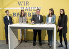 Gemeinsam mit Mitarbeiterinnen und Mitarbeitern der Staatsbauverwaltung hat Staatsminister Christian Bernreiter die Ausstellung eröffnet.