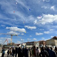 Bunte Luftballons steigen vor der Baugrube in den Himmel auf © StMB