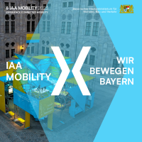 Im Hintergrund ein Foto des Messestands des StMB bei der IAA 2021. Im Vordergrund Text: Links: IAA Mobility 5. bis 10. September - in der Mitte ein großes X als Verbindungselement - Rechts: Wir bewegen Bayern